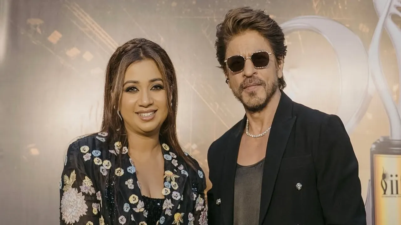 shreya ghoshal with SRK on IIFA