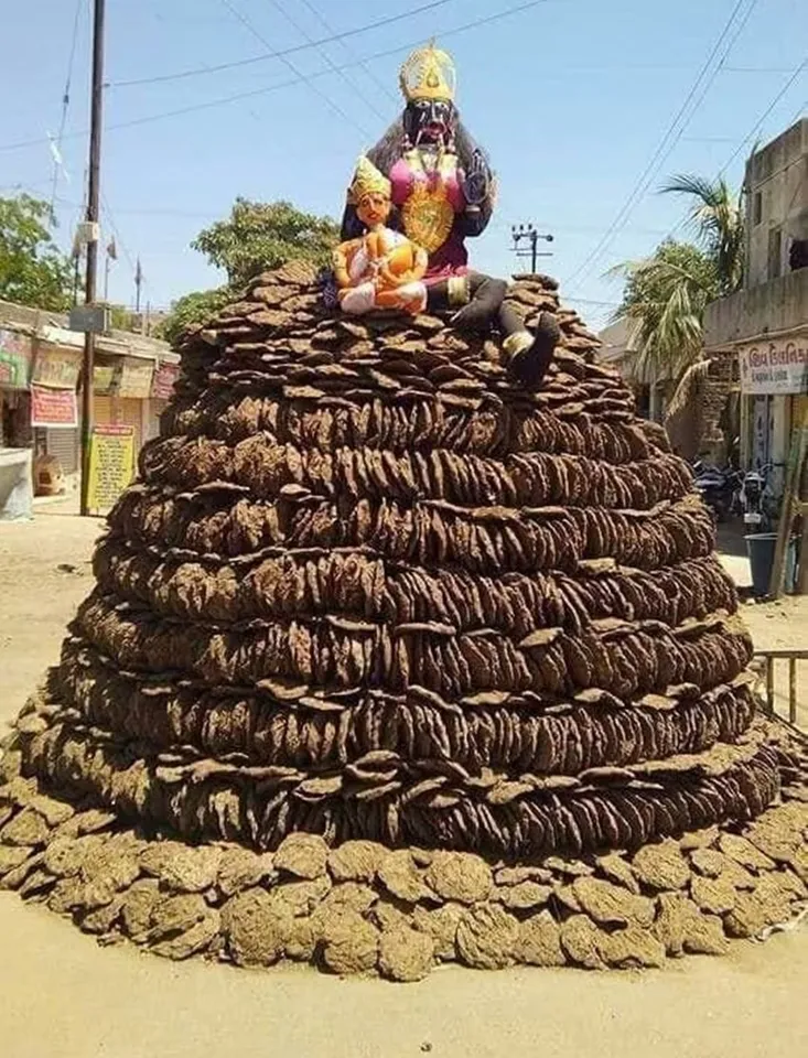 Holika Dahan: হোলিকা দহনের ঐতিহ্য বহুযুগ ধরে চলে আসছে, যাতে কাঠের সঙ্গে গোবরের ঘুঁটেও পোড়ানো হয়