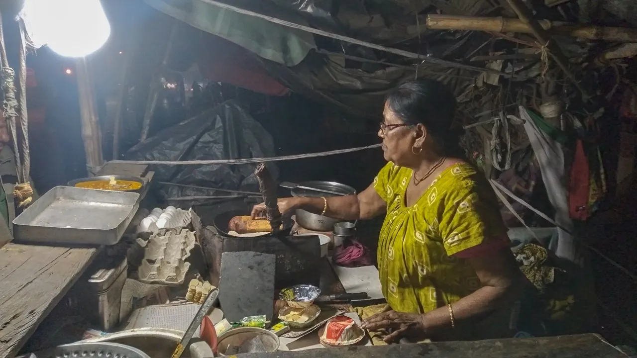 Anita Mandal an old woman from Barasat earns a living by running a shop all night long: উত্তর ২৪ পরগনা বারাসত অনিতা মণ্ডল