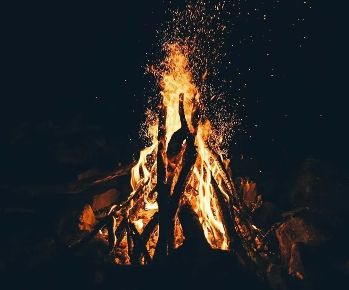 Holika Dahan: হোলিকা দহনের ঐতিহ্য বহুযুগ ধরে চলে আসছে, যাতে কাঠের সঙ্গে গোবরের ঘুঁটেও পোড়ানো হয়