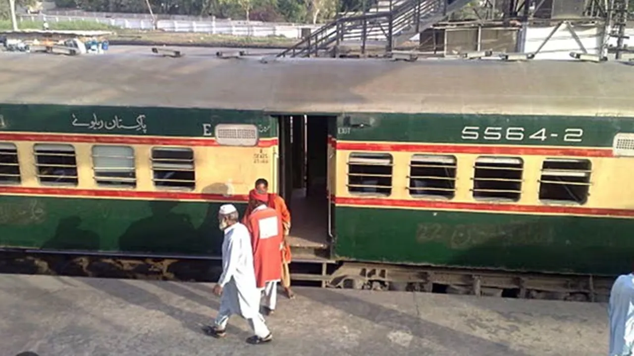 Militant group fires at train in Pakistan carrying 400 passengers: পাকিস্তানের বালোচিস্তানে ট্রেন অপহরণ জঙ্গিদের