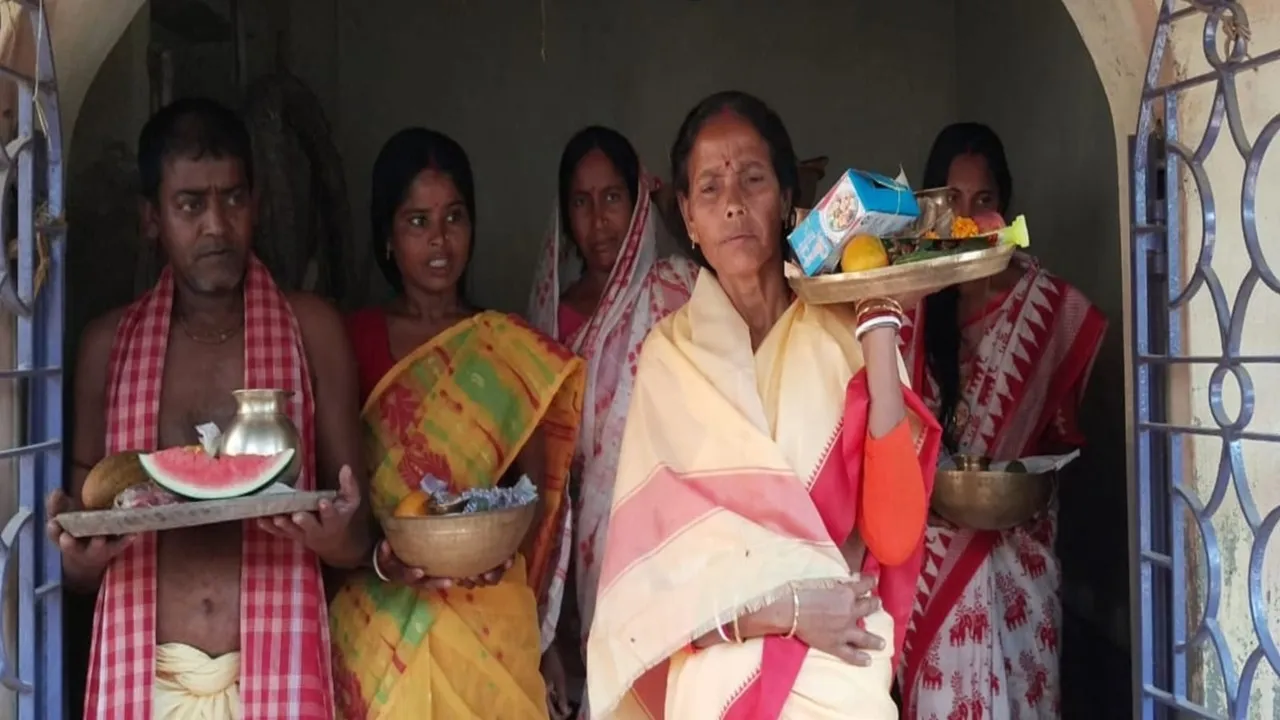 Dalits offer prayers at Gidheshwar Shiva temple in Katwa: পূর্ব বর্ধমান কাটোয়া গীধেশ্বর দলিত পরিবারের পুজো