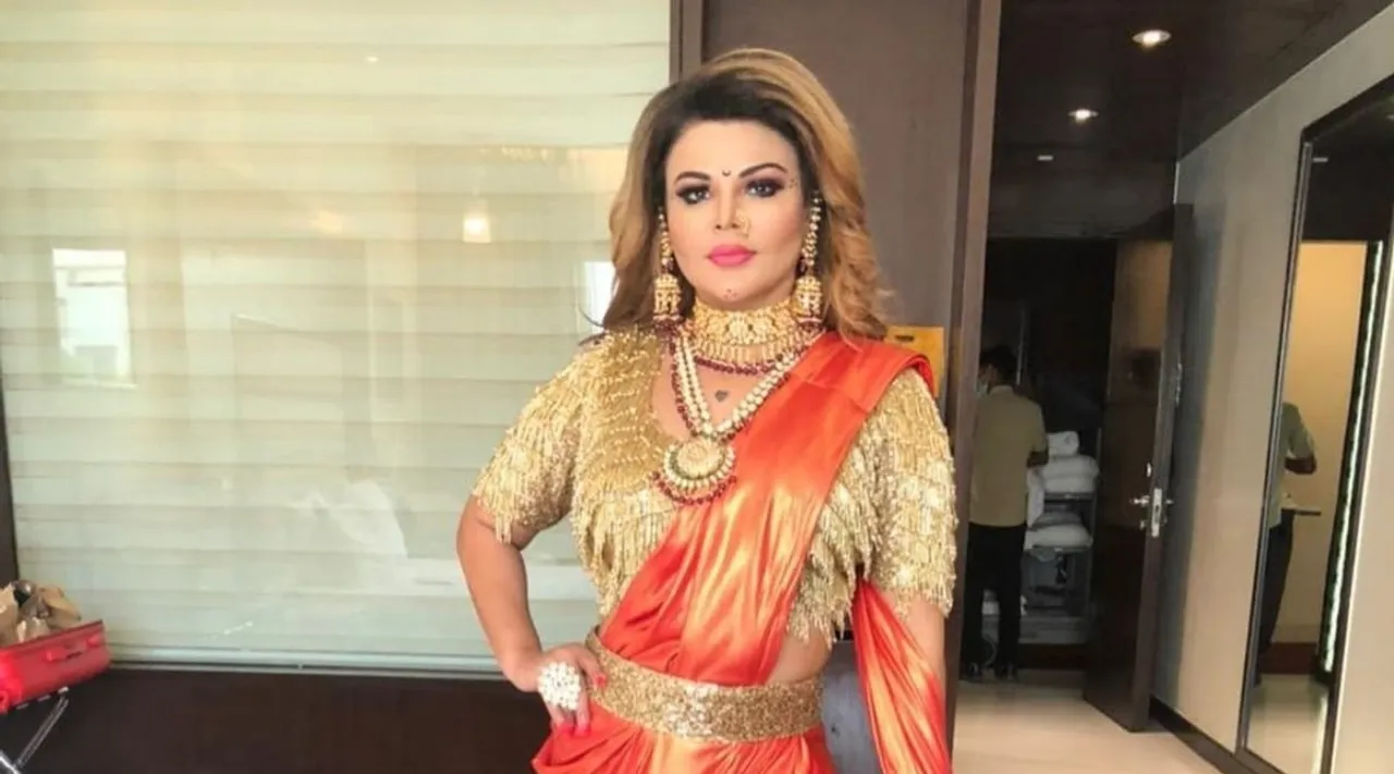 ২০ জনকে উমরাহে পাঠালেন রাখি, রমজানে ইফতারের খাবার বিতরণ