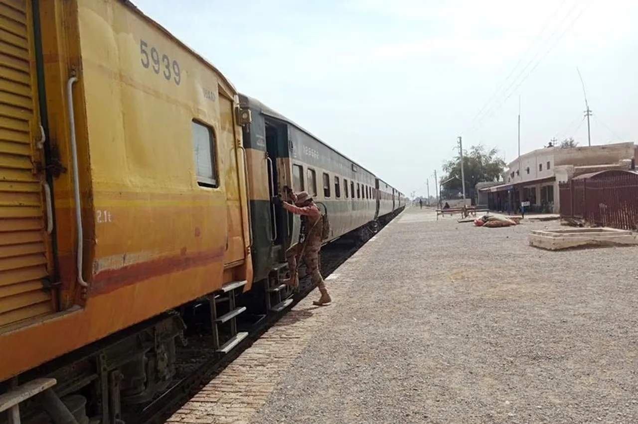 Pakistan Jaffar Express: বালোচ বিদ্রোহীদের হামলা করা পাকিস্তানের জাফর এক্সপ্রেসের ভাড়া কত জানেন?