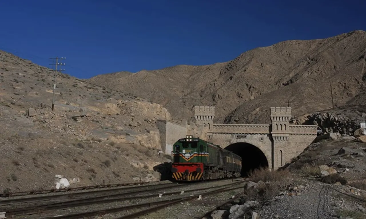 Pakistan Jaffar Express: বালোচ বিদ্রোহীদের হামলা করা পাকিস্তানের জাফর এক্সপ্রেসের ভাড়া কত জানেন?