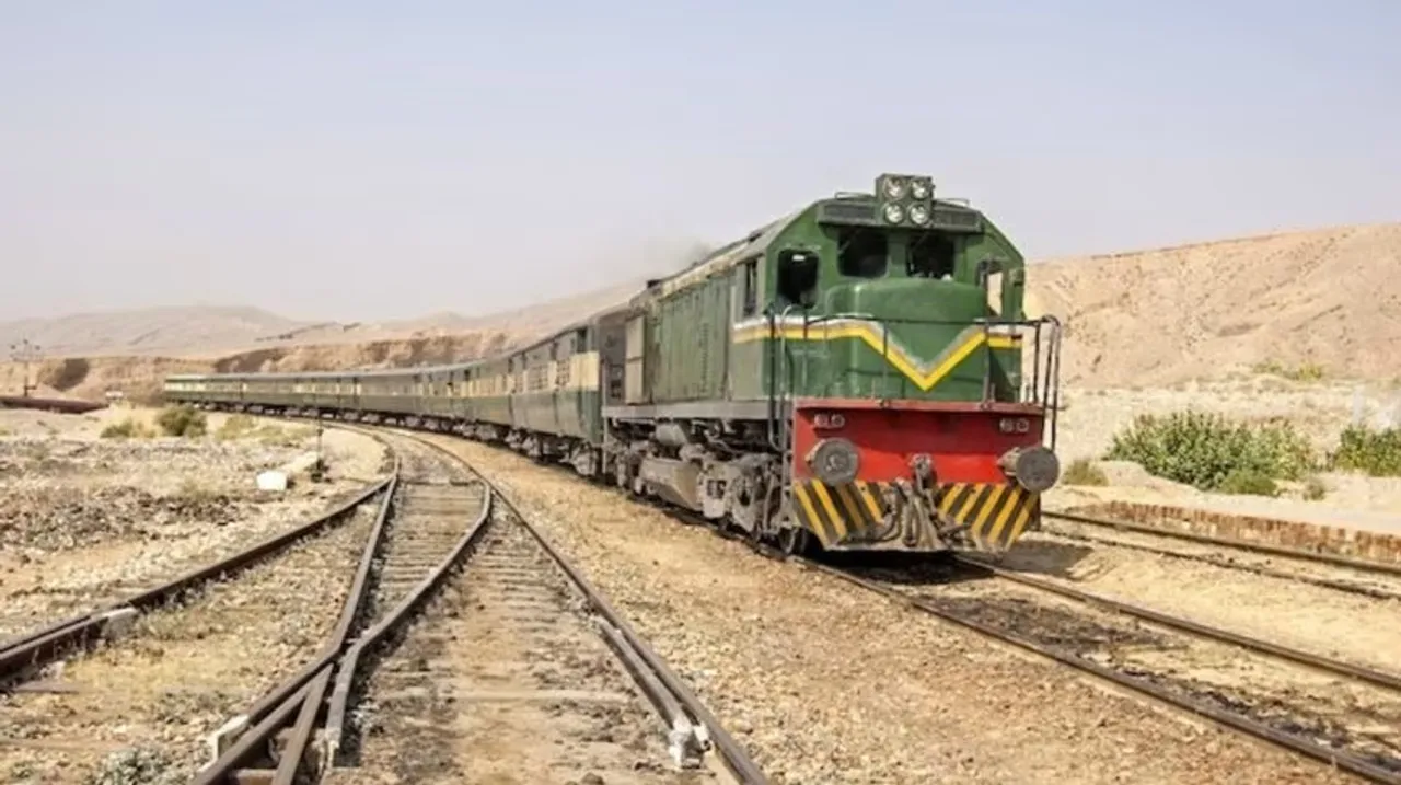 Pakistan Jaffar Express: বালোচ বিদ্রোহীদের হামলা করা পাকিস্তানের জাফর এক্সপ্রেসের ভাড়া কত জানেন?