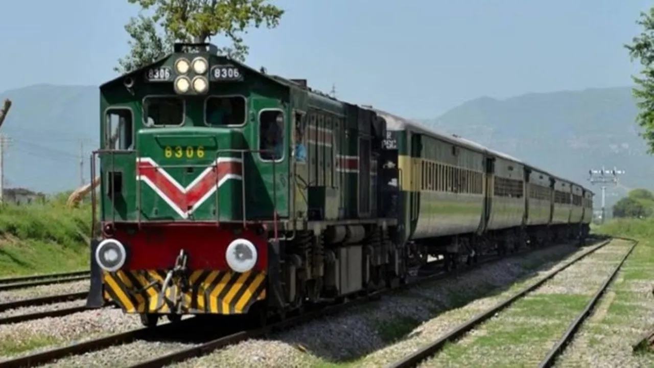 Pakistan Jaffar Express: বালোচ বিদ্রোহীদের হামলা করা পাকিস্তানের জাফর এক্সপ্রেসের ভাড়া কত জানেন?