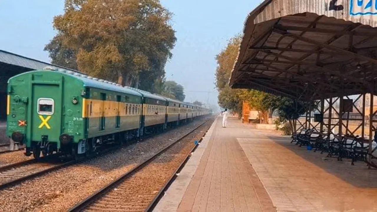 Pakistan Jaffar Express: বালোচ বিদ্রোহীদের হামলা করা পাকিস্তানের জাফর এক্সপ্রেসের ভাড়া কত জানেন?