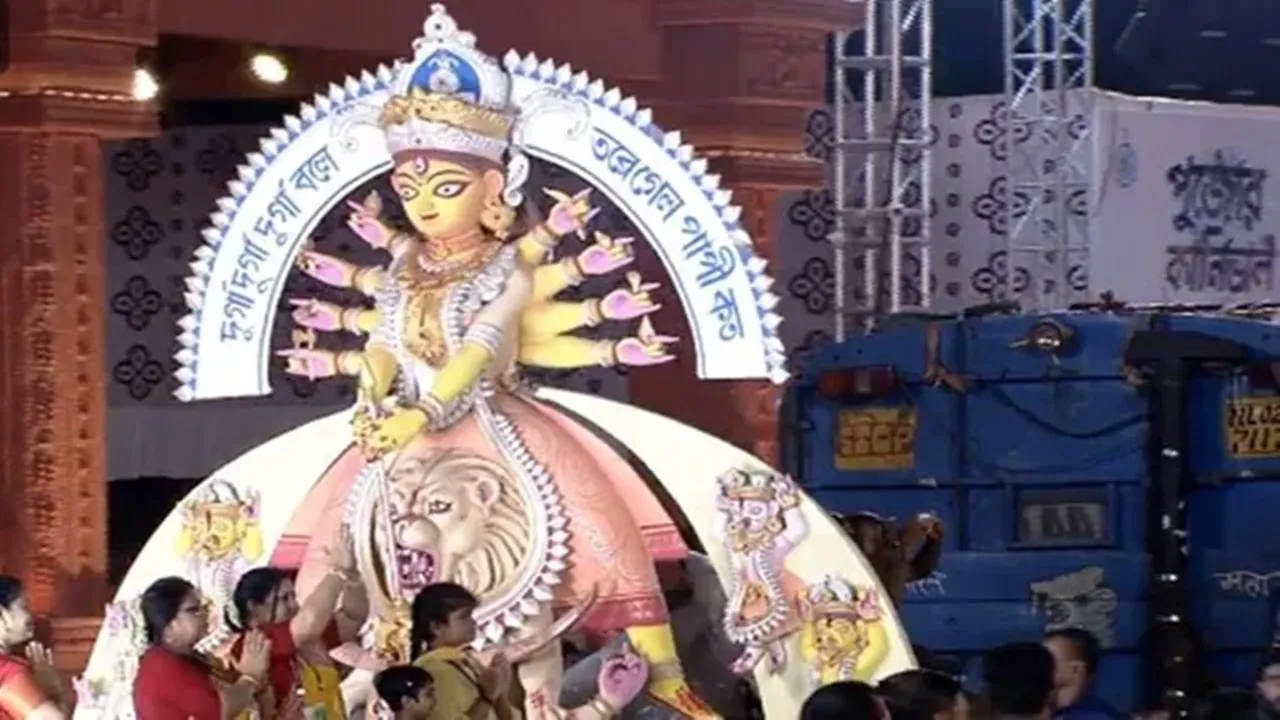 Durga Puja 2024: মহাসমারোহে রেড রোডে দুর্গাপুজো কার্নিভ্যাল