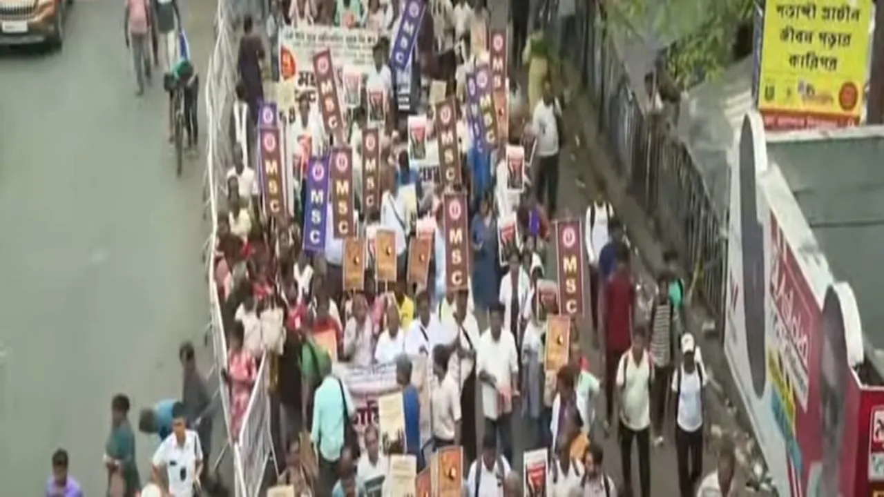 Doctors and nurses march to Raj Bhavan to protest against RG Kar case, রাজভবন অভিযানে চিকিৎসক ও নার্সরা, আরজি কর কাণ্ডের প্রতিবাদ