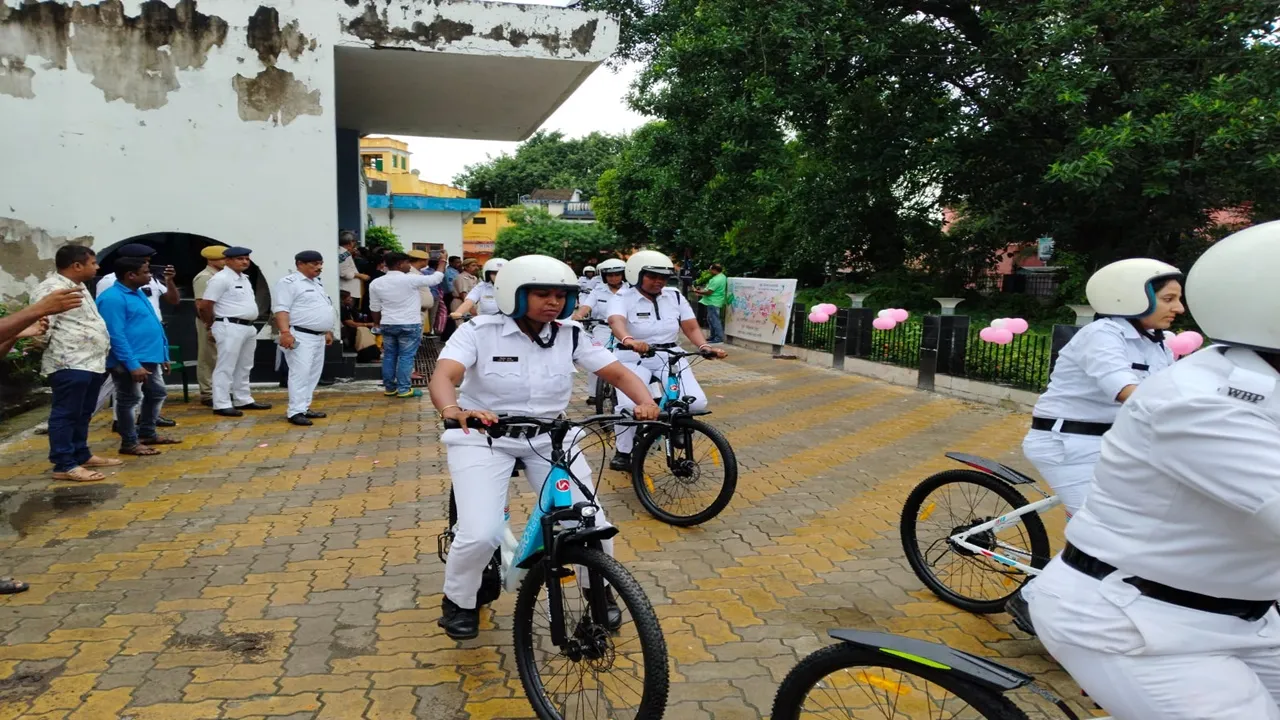 Chandannagar Police Commissionerate's women police special team 'Pink Mobile', চন্দননগর পুলিশ কমিশনারেট, পিঙ্ক মোবাইল, মহিলা সুরক্ষা