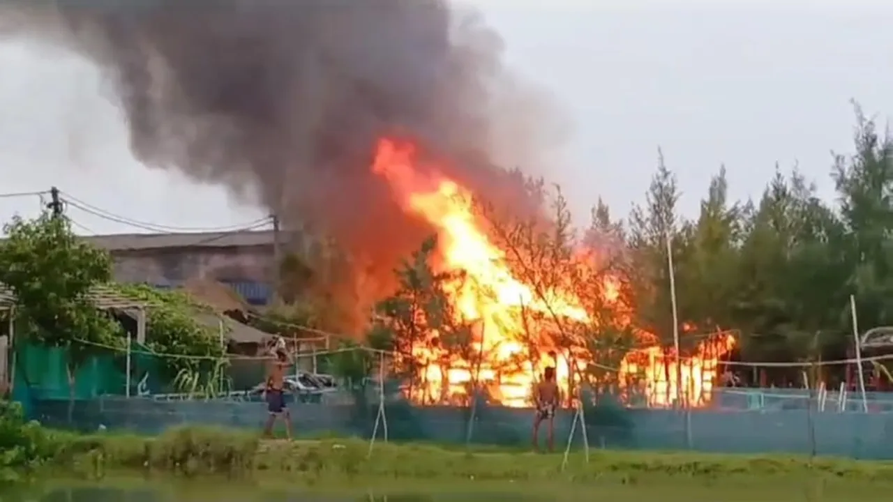 fire breaks out at a tourist cottage in Mausuni Island,মৌসুনী দ্বীপ, আগুন