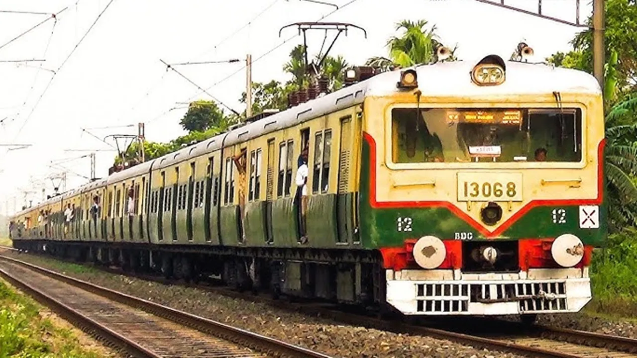 Local trains are one of the main reliance of suburban commuters to travel to Kolkata, লোকাল ট্রেন, রেল