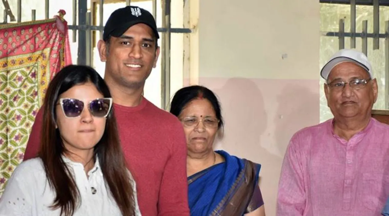 ms dhoni with parents and wife