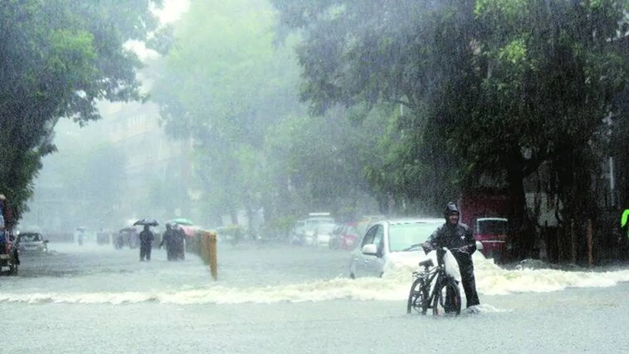 Heavy rai Maharashtra death toll surges to over 112 and 9 dead in karnataka