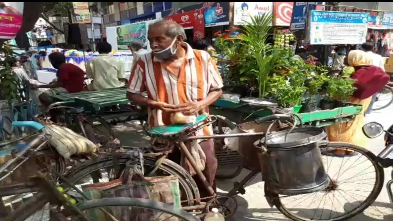 konnagars resident Asit Nandi sell dalpuri for past 35 years