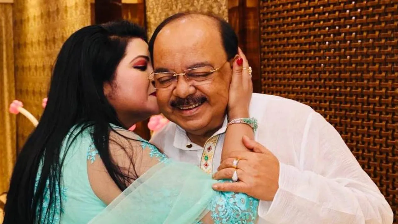 Sovan Chatterjee, Sovan chatterjee birthday, baishakhi banerjee, baishakhi kissed sovan, শোভন-বৈশাখী, শোভন চট্টোপাধ্যায়, বৈশাখী ব্যানার্জি, শোভনের জন্মদিন, শোভনের গালে বৈশাখীর চুমু