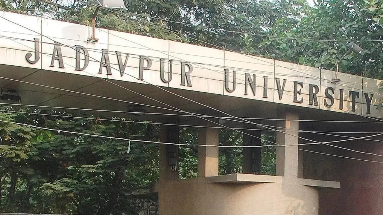 students protest infront of bengal governor cv ananda bosein at jadavpur university, তাল কাটল যাদবপুরের সমাবর্তনে, রাজ্যপালের গাড়ি ঘিরে বিক্ষোভ, হুলস্থূলকাণ্ড