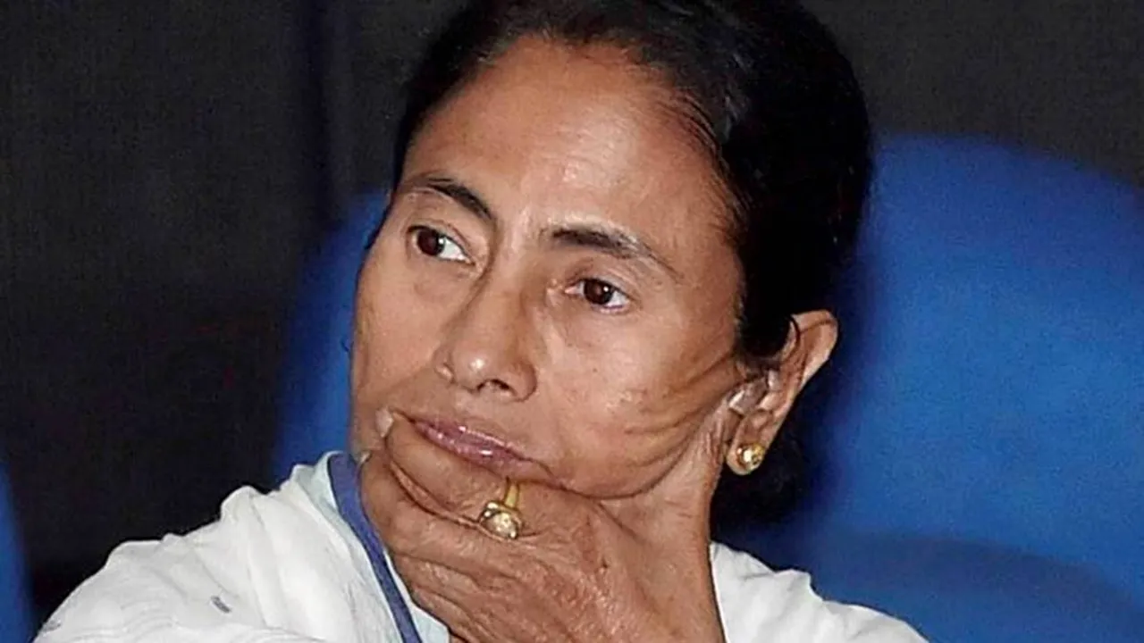 mamata banerjee at howrah station for vande bharat inauguration program, হাওড়ায় মমতা যেতেই 'জয় শ্রীরাম' স্লোগান, উদ্বোধনী মঞ্চে গেলেন না 'বিরক্ত' মুখ্যমন্ত্রী