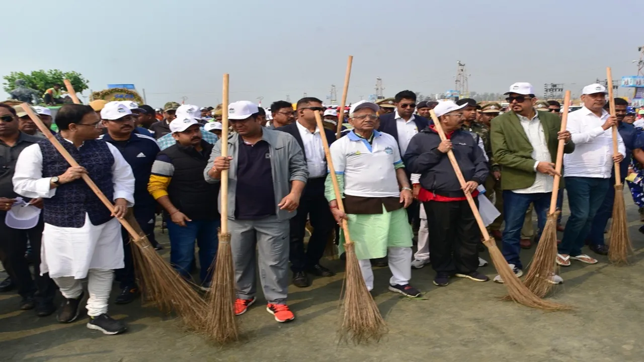 west bengal governments ministers started gangasagar clean movement , ঝাঁটা হাতে সাগর দাপাচ্ছেন মমতার মন্ত্রীরা