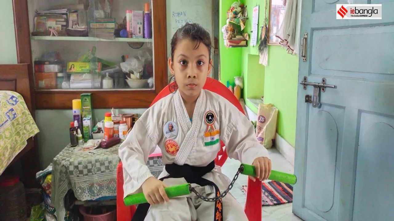 six years barnali chandra of chinsurah karate black belt holder, ৬ বছরেই ব্ল্যাকবেল্ট, ক্যারাটের প্যাঁচ-পয়জারে খুদের ঝুলিতে একের পর আন্তর্জাতিক সম্মান