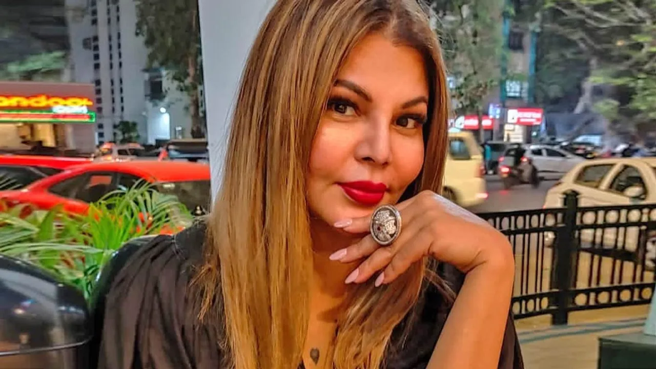 রাখি সাওান্ত, Rakhi sawant, Rakhi Sawant controversy, rakhi sawant bollywood, bollyood update rakhi sawant, rakhi sawant gave money