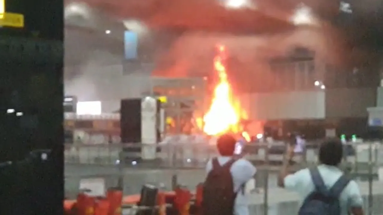 massive fire at kolkata airport , ভয়াবহ আগুন কলকাতা বিমানবন্দরে