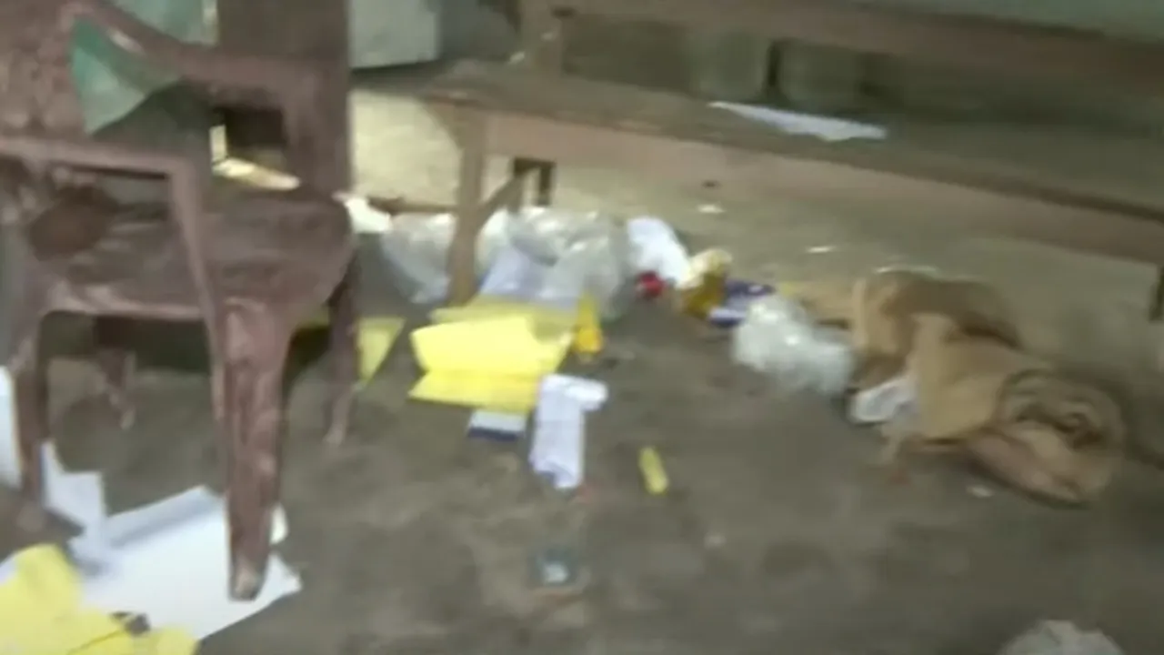 coochbehar dinhata ballot box vandalished thrown outside police are spectators , ভেঙে ফেলা হল ব্যালট বাক্স, মাঠে গড়াগড়ি, নীরব দর্শক পুলিশ, ধোঁয়াশায় কেন্দ্রীয় বাহিনী
