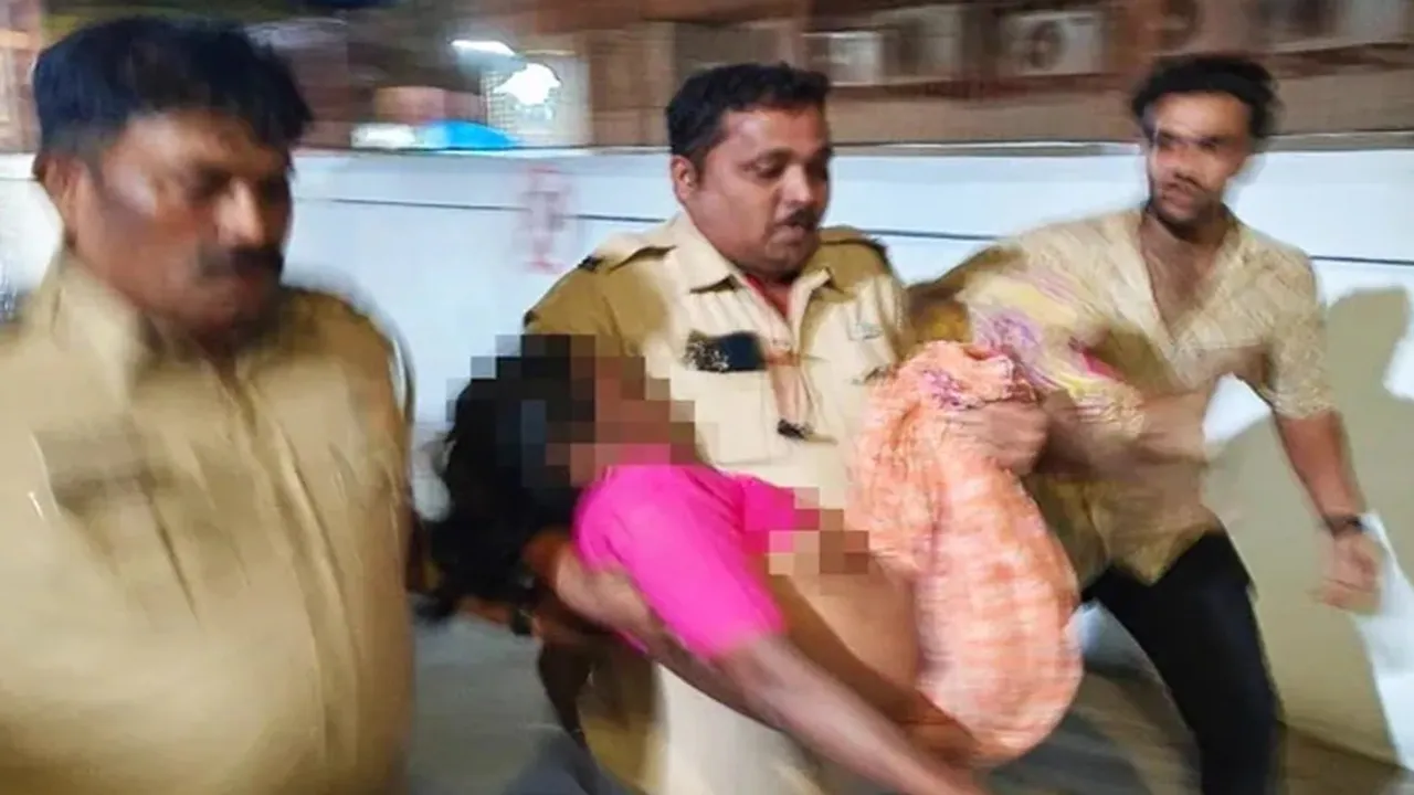 Police constable carries injured elderly woman to hospital , Mumbai Police constable, Mumbai Police, Mumbai Police tweet, Mumbai Police twitter, Mumbai Police news, positive news, positive story, viral news, trending news, humanity, kindness, Police constable, Police constable news, elderly woman, Mumbai, Mumbai news,constable Sandeep Vakchaure