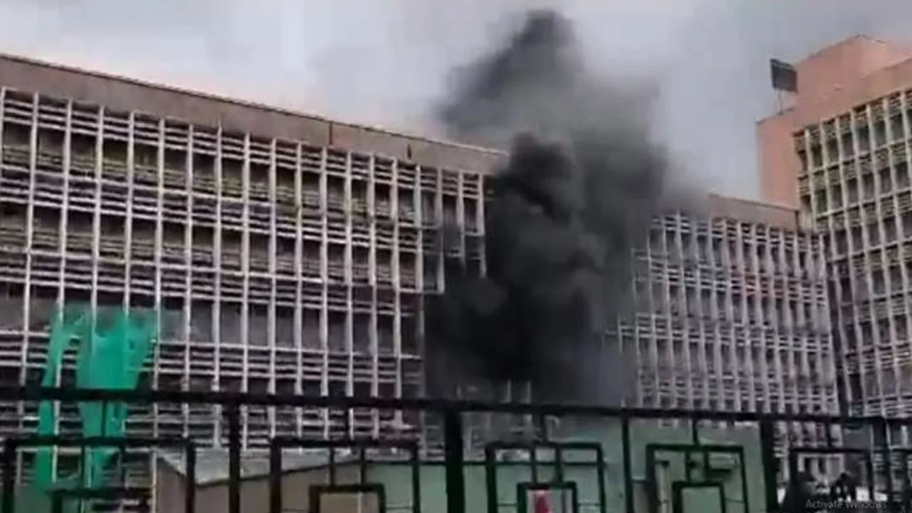 fire breaks out at delhi aiims , দিল্লির AIIMS-এ ভয়াবহ অগ্নিকাণ্ড, দাউদাউ করে জ্বলছে আগুন