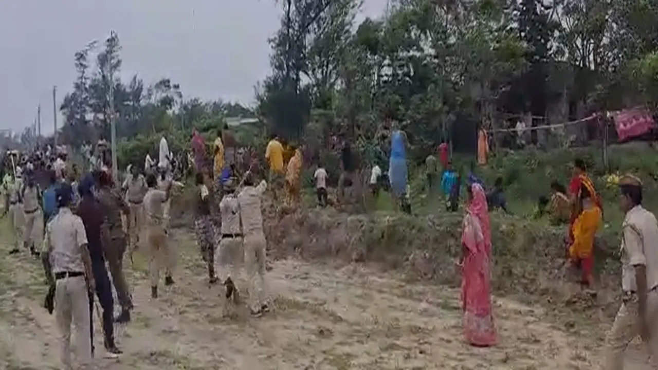 Police villagers fight near Digha over illegal hotel demolition , দিঘার কাছে ধুন্ধুমারকাণ্ড, পুলিশ-জনতা ধস্তাধস্তি, গাছের গুঁড়ি ফেলে বিক্ষোভ