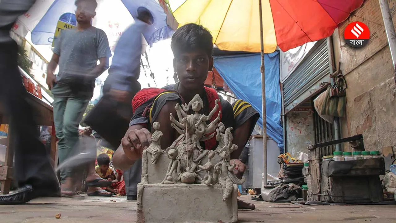 Mangal Das is fighting to survive idoll on pavements of Calcutta , ফুটপাতের পাঁচালি পর্ব-২: ফুটপাথই ঠিকানা, 'দুগ্গা' গড়ে বাঁচার লড়াই মঙ্গলের