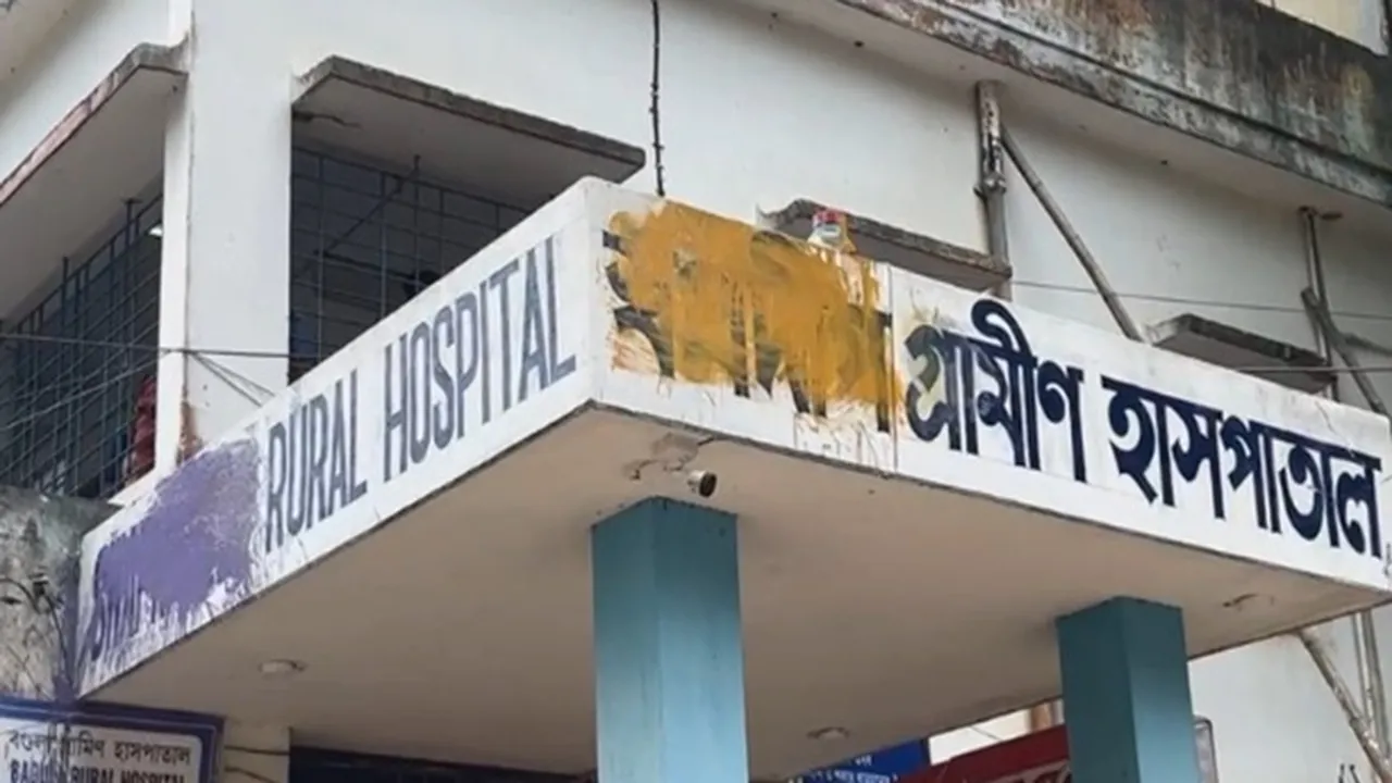 Locals painted different colors on names of Jadavpurs dead students at Bugula Hospital , বিরাট শোরগোল, হাসপাতালে যাদবপুরের মৃত ছাত্রে নামের উপর অন্য রং লেপলেন বগুলাবাসী, কেন?