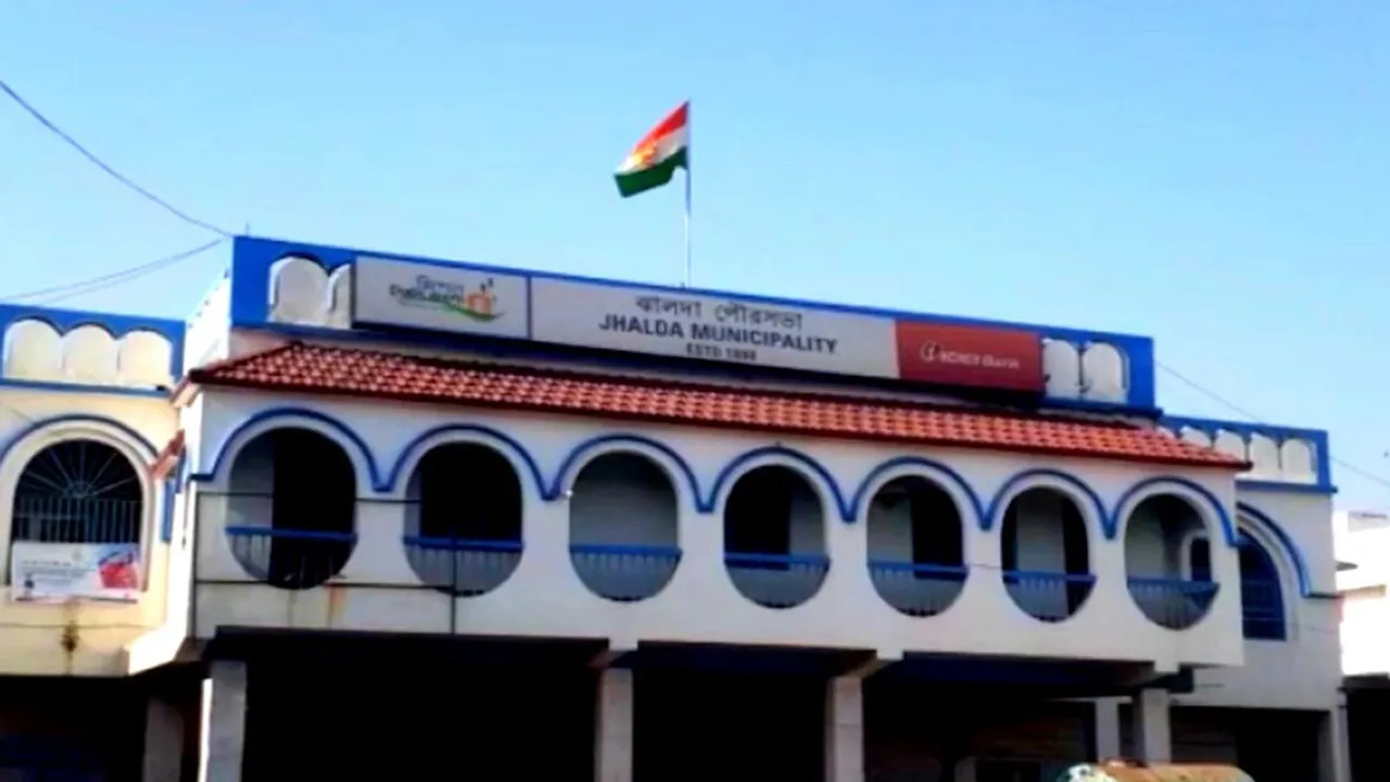 Jhalda Municipality congress councillor purnima kandu resignation , ঝালদা পুরসভা: বাকিদের ডিগবাজি, লড়াইয়ের স্বার্থে কী করলেন কংগ্রেসের পূর্ণিমা?