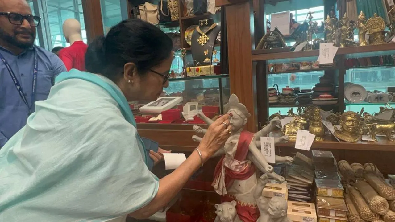 Mamta Banerjee painted the eyes of Durga idol at the airport before leaving for Spain , বিদেশ যাওয়ার আগে এয়ারপোর্টে বিশ্ববাংলার স্টলে দুর্গামূর্তিতে তুলির টান মমতার