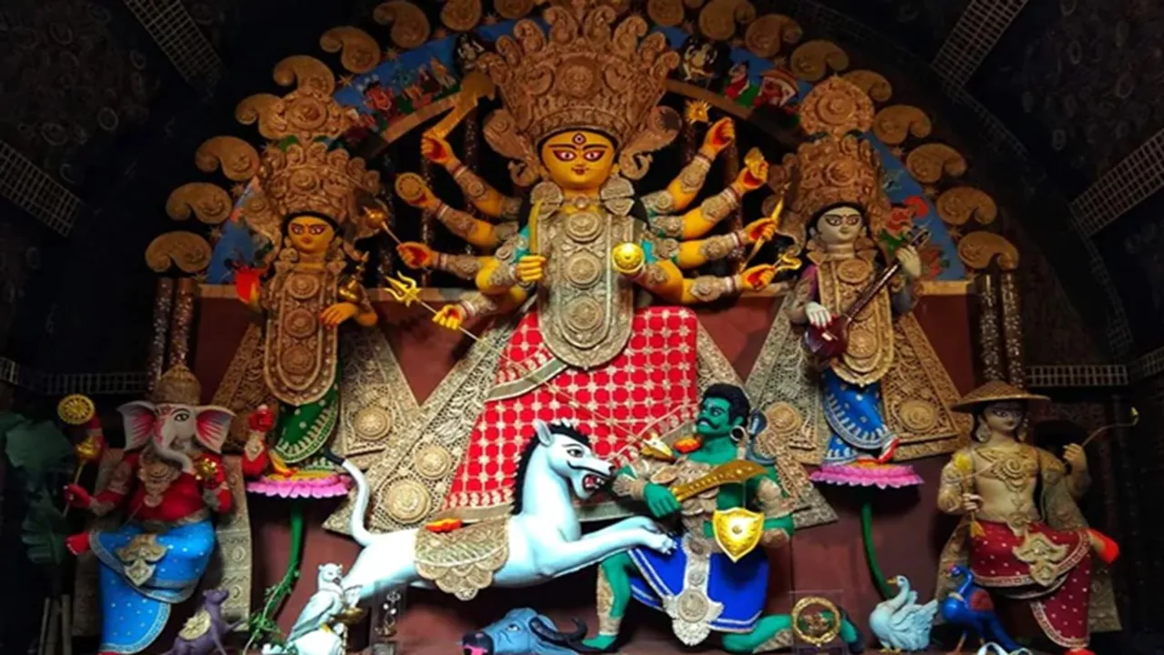 bengal government has arranged to visit kolkatas best puja pandals in Kolkata throughout night on Chaturthi , ষষ্ঠীর আগেই তৃতীয়া চতুর্থীতে সারা রাত ধরে কলকাতার সেরা পুজো মণ্ডপ দেখার আয়োজন রাজ্য সরকারের