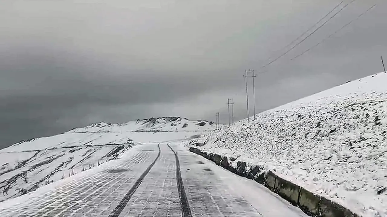 Jammu Kashmir Snowfall: snowfall in higher regions, cold winds have swept the region, IMD warns Heavy Rain Snowfall for next 3 days