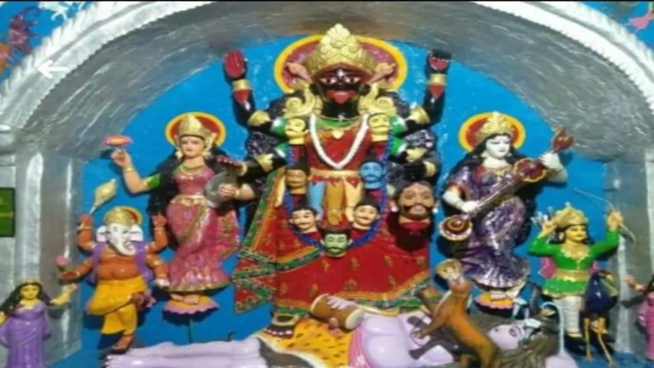 Ganesha Lakshmi Saraswati Kartik with Kali idol in Oyari village of Burdwan , কালীর পাশে দেবী দুর্গার চার সন্তান! বর্ধমানের ওঁয়াড়ি গ্রামের এই পুজোর ইতিহাস চমকাবে