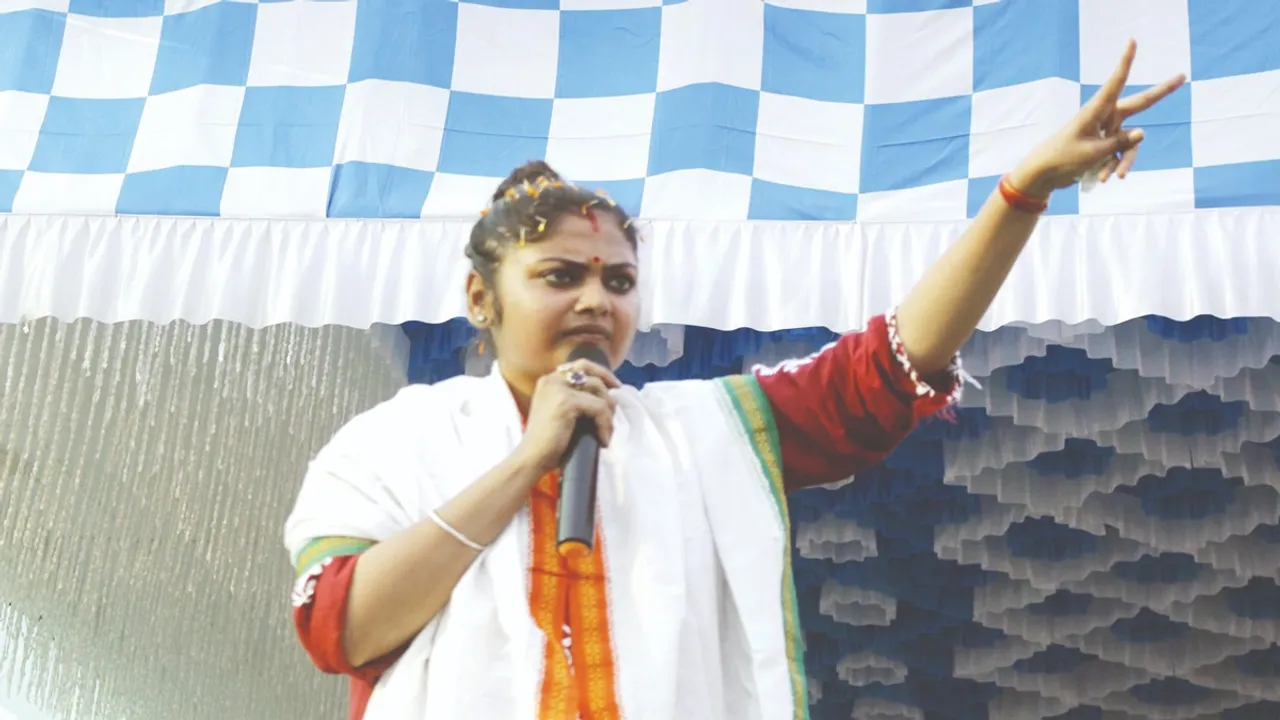 Jadavpur TMC candidate Saayoni Ghosh faces protests during campaigning in Sonarpur , সোনারপুর-রাজপুরে প্রচারে গিয়ে বিক্ষোভের মুখে যাদবপুরের তৃণমূল প্রার্থী সায়নী ঘোষ