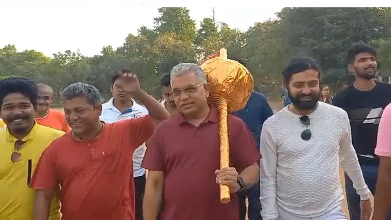 BJPs Dilip Ghosh lashes out at Kirti Azad with mace on Hanuman Jayanti Lok Sabha Polls 2024 , হনুমান জয়ন্তীতে গদা হাতে দিলীপ ঘোষ