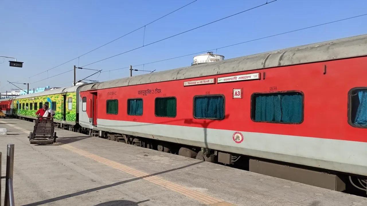 Why Indian Railways express trains have AC coaches in the middle, ভারতীয় রেলের এক্সপ্রেস ট্রেনগুলিতে কেন মাঝখানে এসি কোচ থাকে