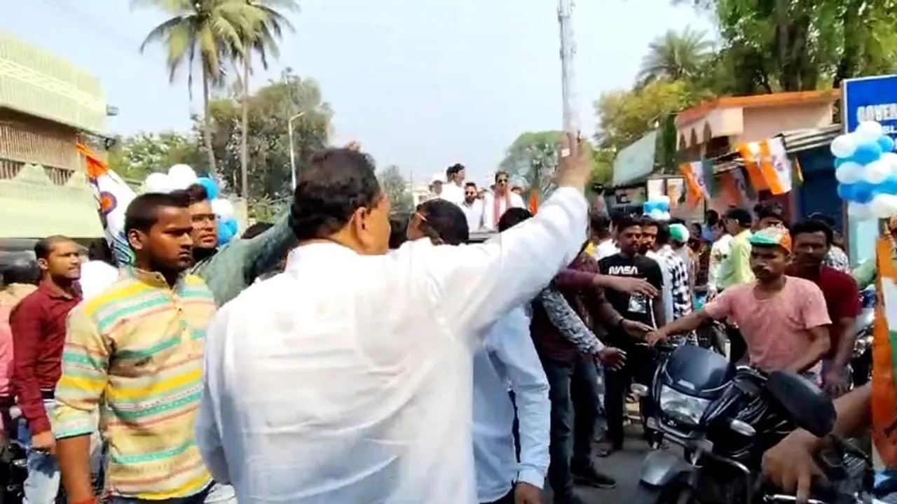 party workers fight over MLA Soham Chakrabortys road show to campaign for TMC North Malda Lok Sabha constituency , উত্তর মালদা লোকসভা কেন্দ্রের তৃণমূলের প্রচারে বিধায়ক সোহম চক্রবর্তীর রোড শো ঘিরে দলীয় কর্মীদের মারামারি