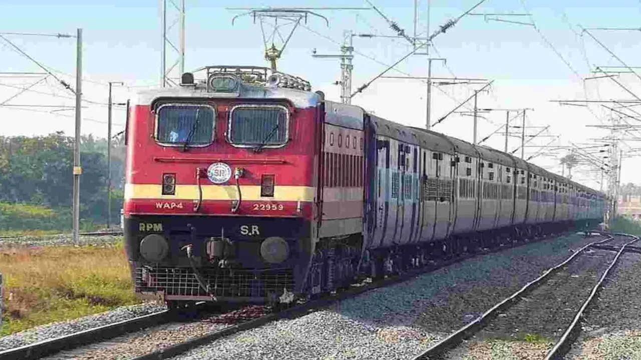 Eastern Railway decided to keep reservation counter open even on Sunday morning