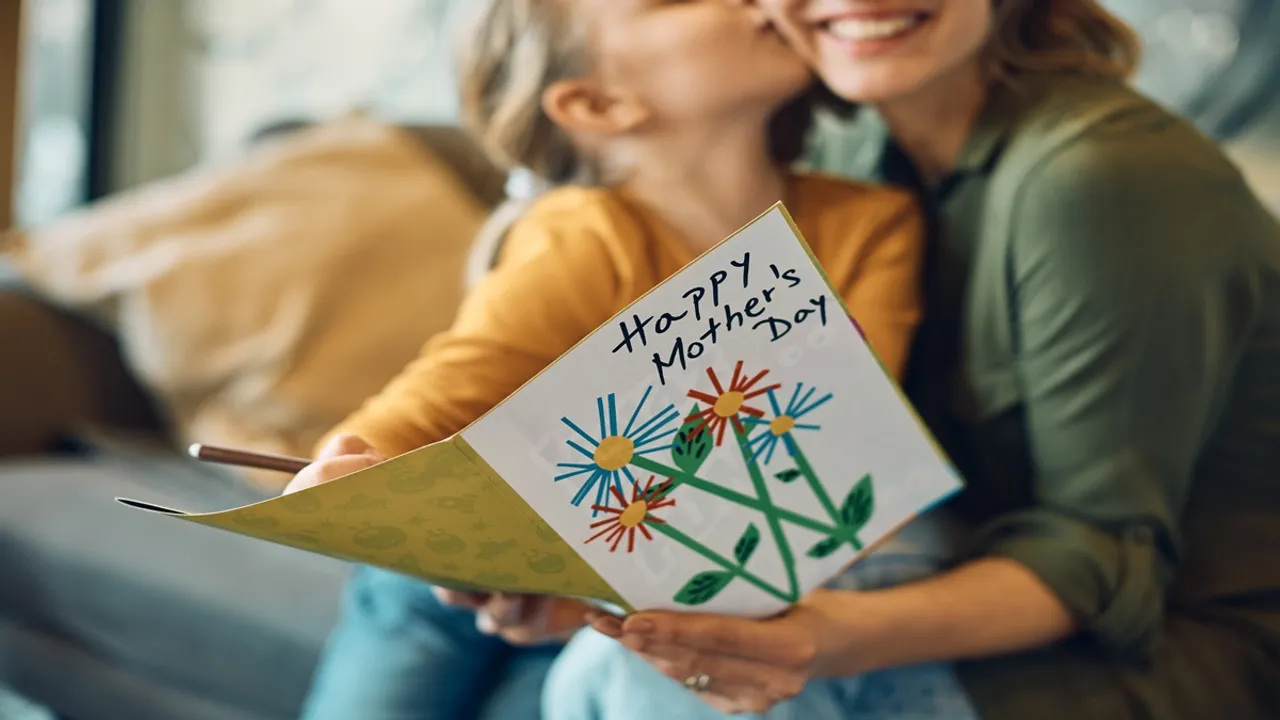 Mother's Day Celebration Ideas:একজন মা তাঁর সন্তানের জন্য যে ত্যাগ স্বীকার করেন সেই ঋণ কখনোই শোধ করা সম্ভব নয়। তবে মাতৃ দিবসে মায়ের বিশেষ ও সেরা আয়োজন তাঁর মুখে হাসি ফোটাতে পারে।