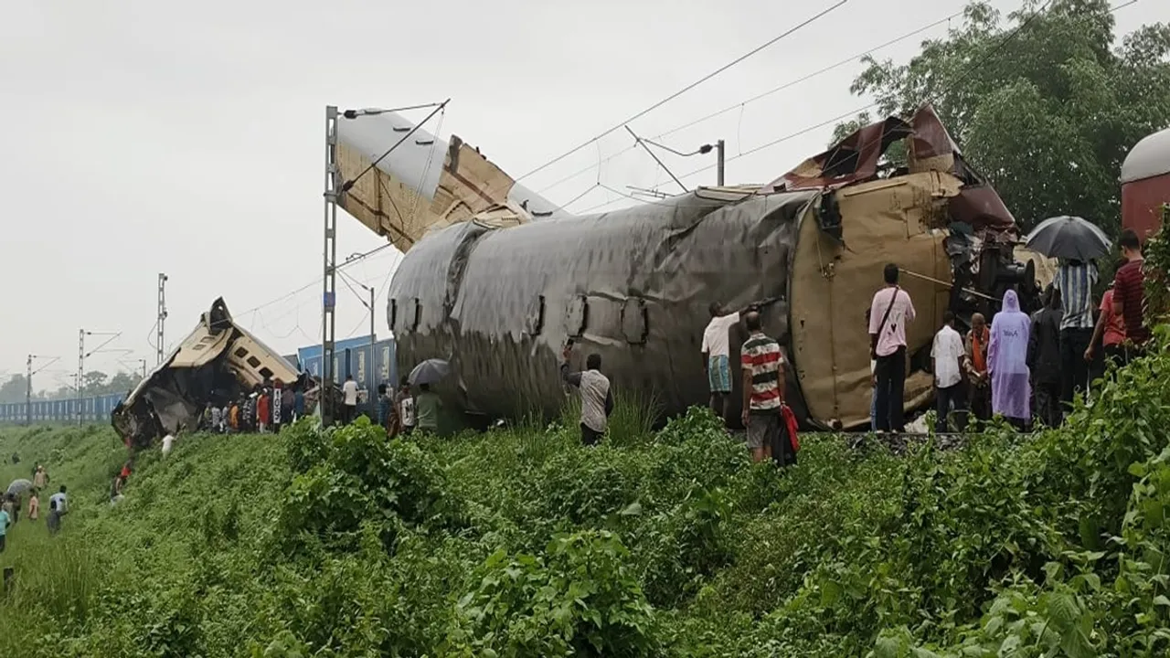 train accident and derailment in sealdah Kanchanjungha Express update, দুর্ঘটনার কবলে কাঞ্চনজঙ্ঘা এক্সপ্রেস