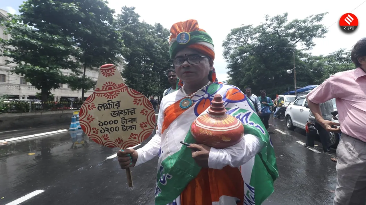 TMC Shahid Diwas 2024 a man campaigning lakshmir bhandar project, তৃণমূলের শহিদ সভা, লক্ষ্মীর ভাণ্ডার