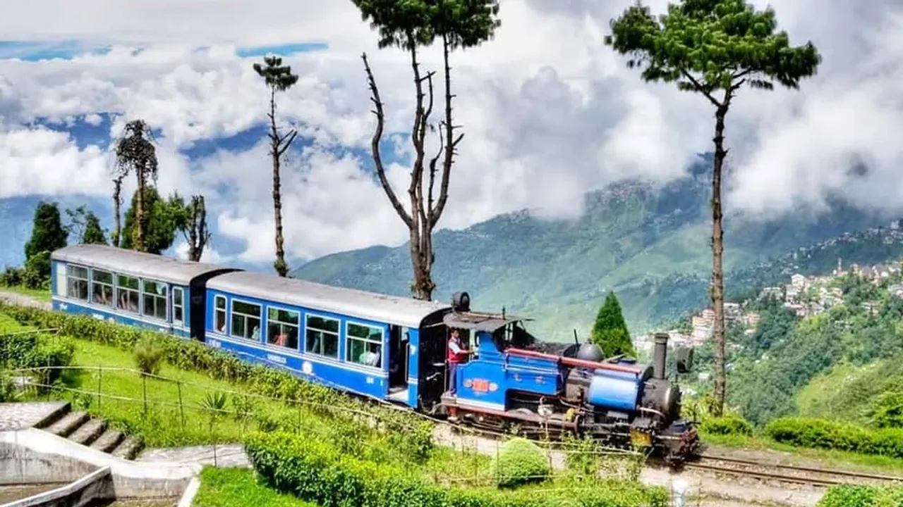 Toy train service temporarily suspended due to landslide in Darjeeling hills, দার্জিলিঙে সাময়িকভাবে বন্ধ টয়ট্রেন পরিষেবা