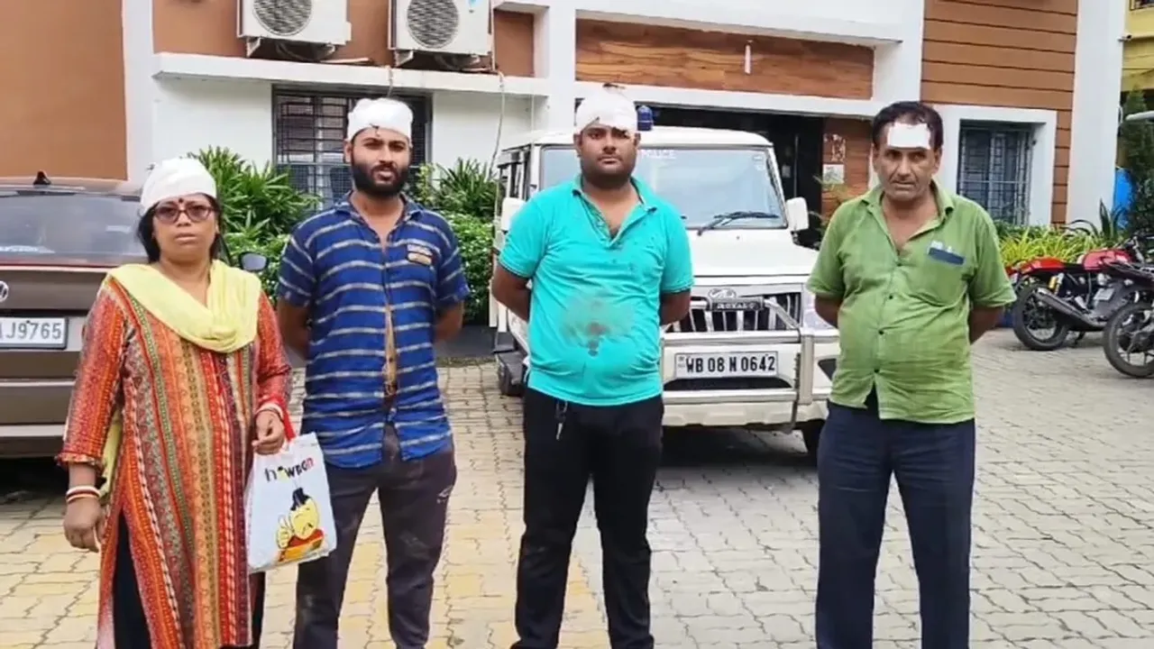 Members of a family beaten up for protesting against drinking in Rajarhat, রাজারহাটে মদ্যপানের প্রতিবাদ করায় মারধর