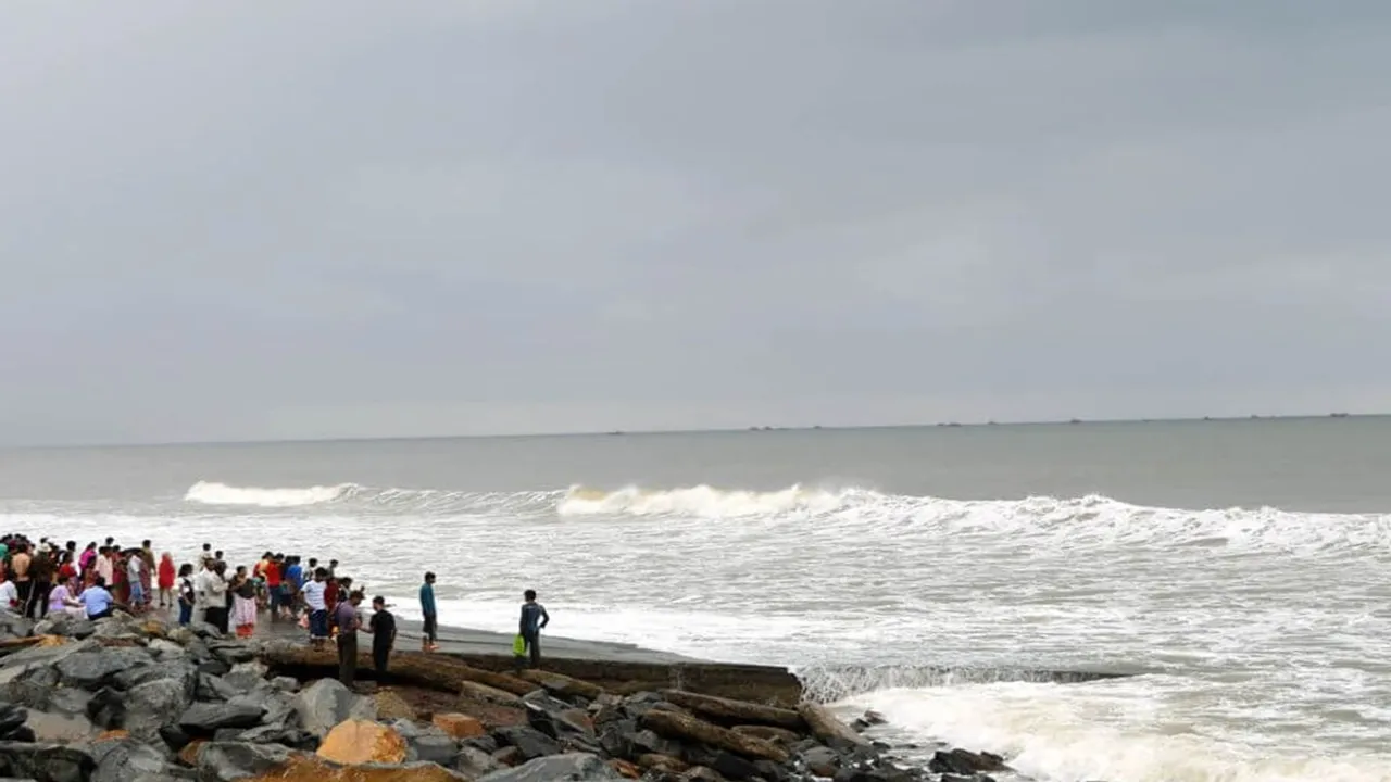 a tourist are saved from drowning in the sea at Digha by the efforts of Nulias