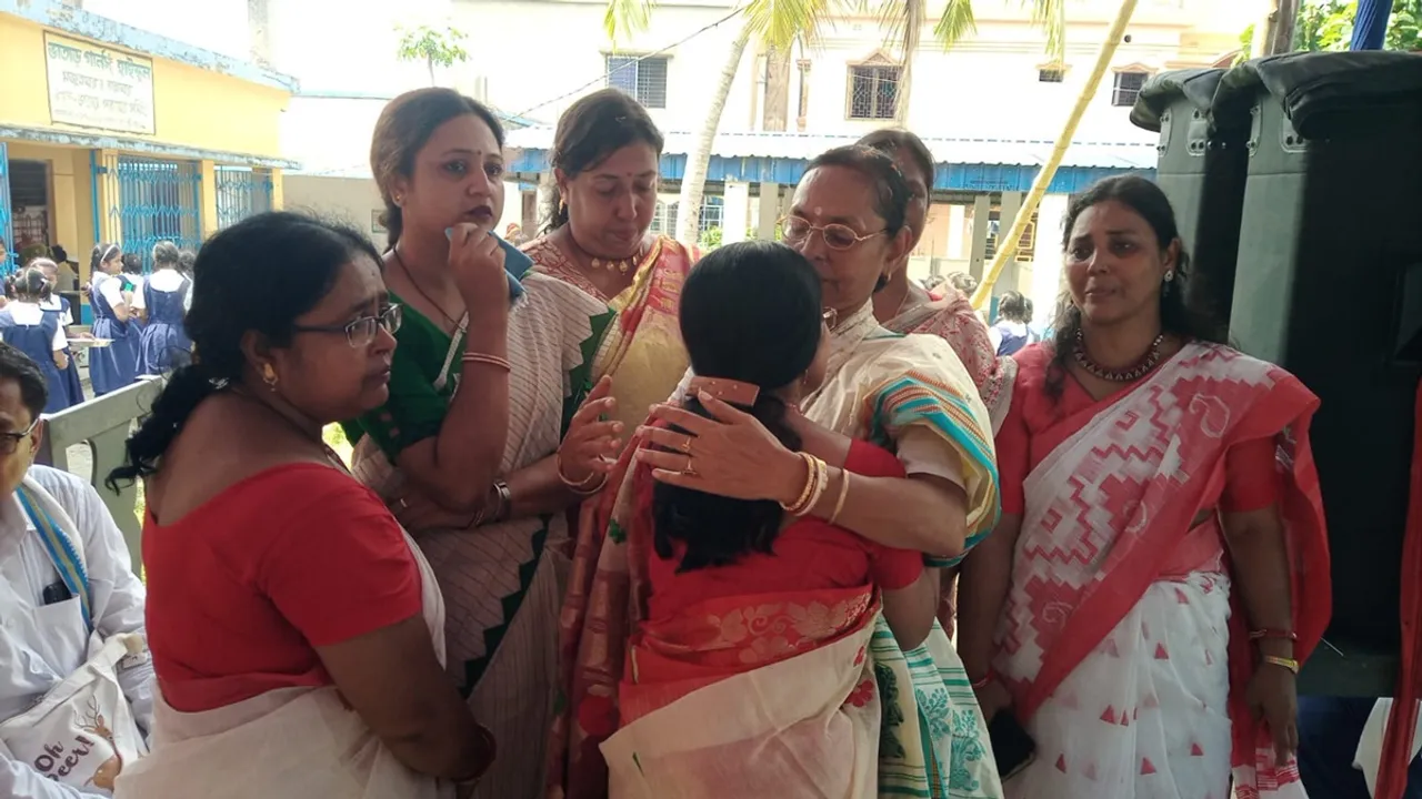 Tears in eyes of teachers, students at farewell reception of headmistress in Purba Bardhaman, প্রধান শিক্ষিকার বিদায়ী সংবর্ধনা, পূর্ব বর্ধমান, ভাতার